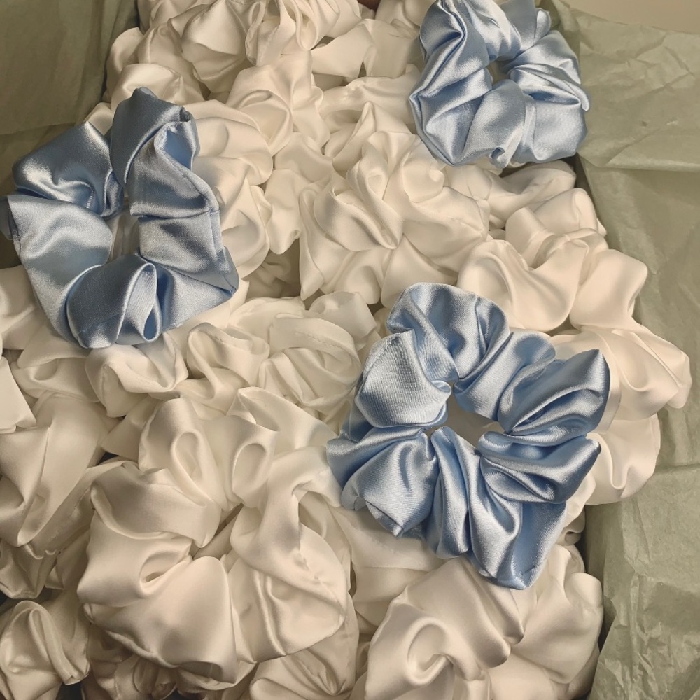 Queens Value silk scrunchies